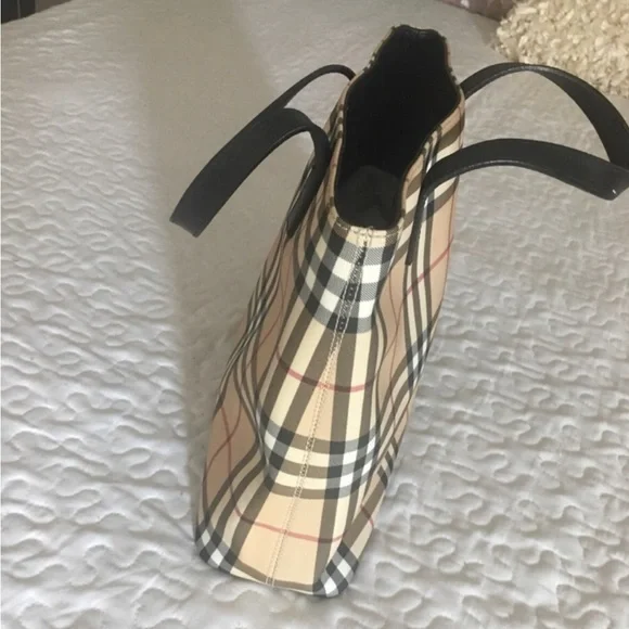 ✨💯Authentic Burberry Tote - Picture 2 of 6